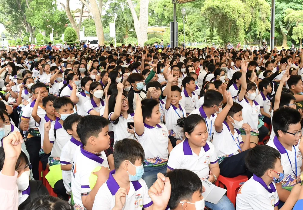 Các em học sinh có hoàn cảnh đặc biệt khó khăn được chăm lo Tết Trung thu và năm học mới. Ảnh: VIỆT DŨNG