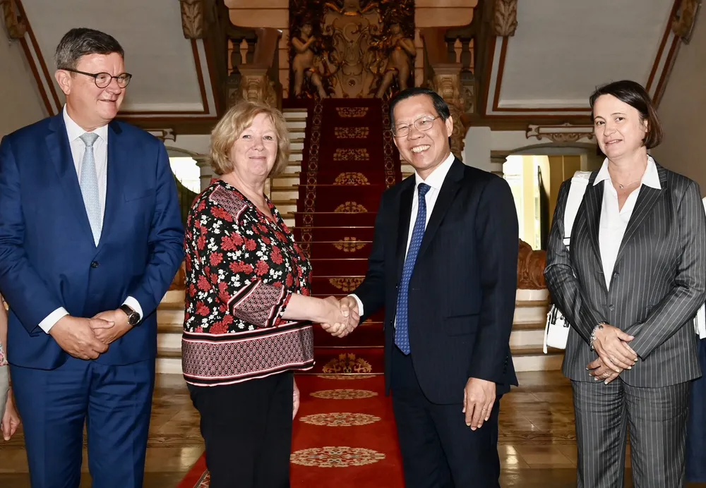 Đồng chí Phan Văn Mãi đón tiếp Thượng nghị sĩ Catherine Deroche. Ảnh: VIỆT DŨNG