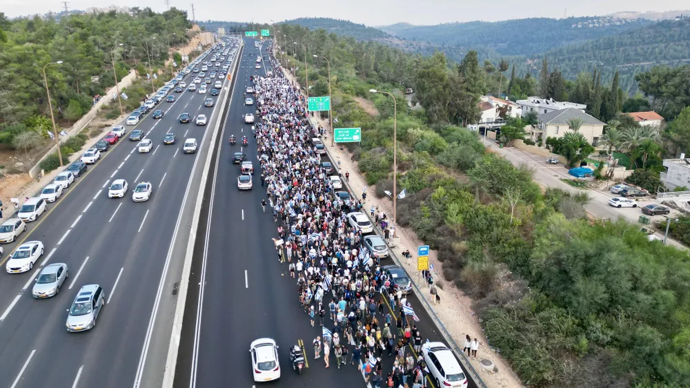 Hàng ngàn người biểu tình Israel tuần hành từ Tel Aviv đến Jerusalem để kêu gọi thả các tù nhân Israel ở Gaza. Ảnh: THE TIMES OF ISRAEL Hàng ngàn người biểu tình Israel tuần hành từ Tel Aviv đến Jerusalem để kêu gọi thả các tù nhân Israel ở Gaza. Ảnh: THE TIMES OF ISRAEL