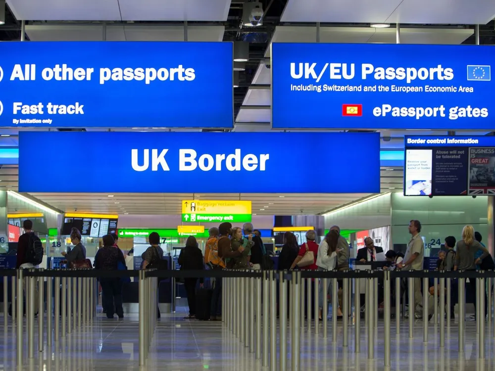 Cánh cửa vào Vương quốc Anh ngày càng hẹp. Ảnh: WSJ