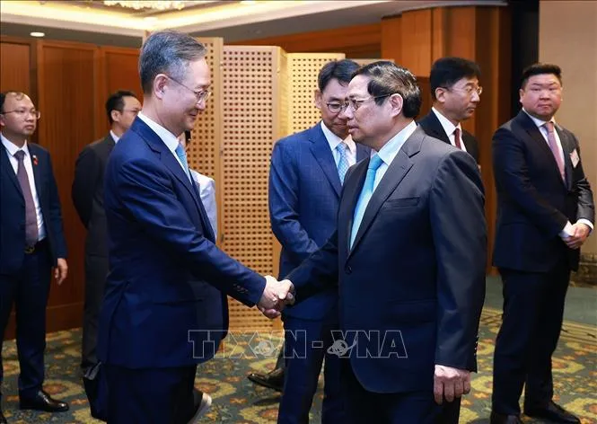 vna_potal_thu_tuong_pham_minh_chinh_du_toa_dam_voi_lanh_dao_mot_so_tap_doan_lon_cua_han_quoc_stand (1).jpg