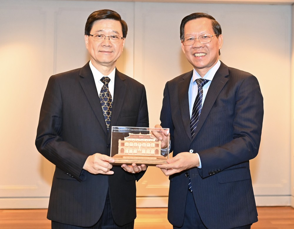 Chairman of the Ho Chi Minh City People’s Committee Phan Van Mai (R) and Chief Executive of China’s Hong Kong Special Administrative Region Lee Ka-chiu