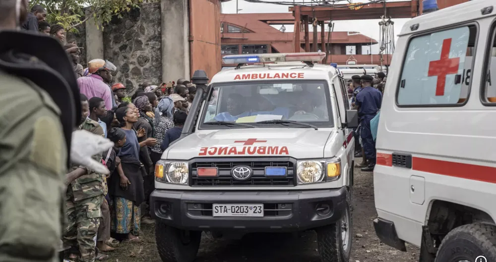 Hiện trường cứu nạn những nạn nhân trên một chiếc thuyền bị lật úp ở Đông Bắc khiến 25 người thiệt mạng ngày 16-12. Ảnh : Euronews