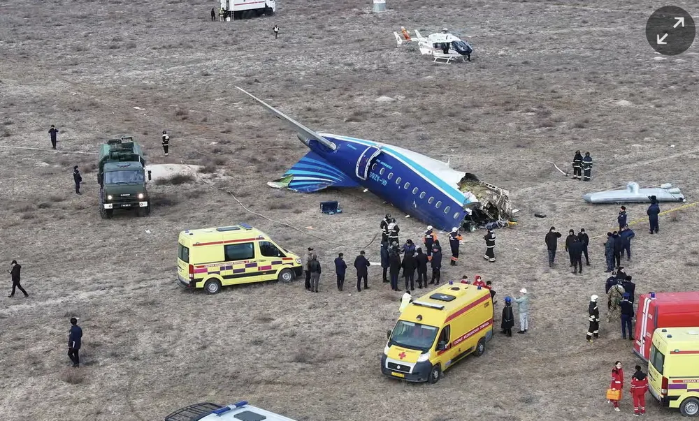 Hiện trường vụ rơi máy bay. Ảnh : Guardian