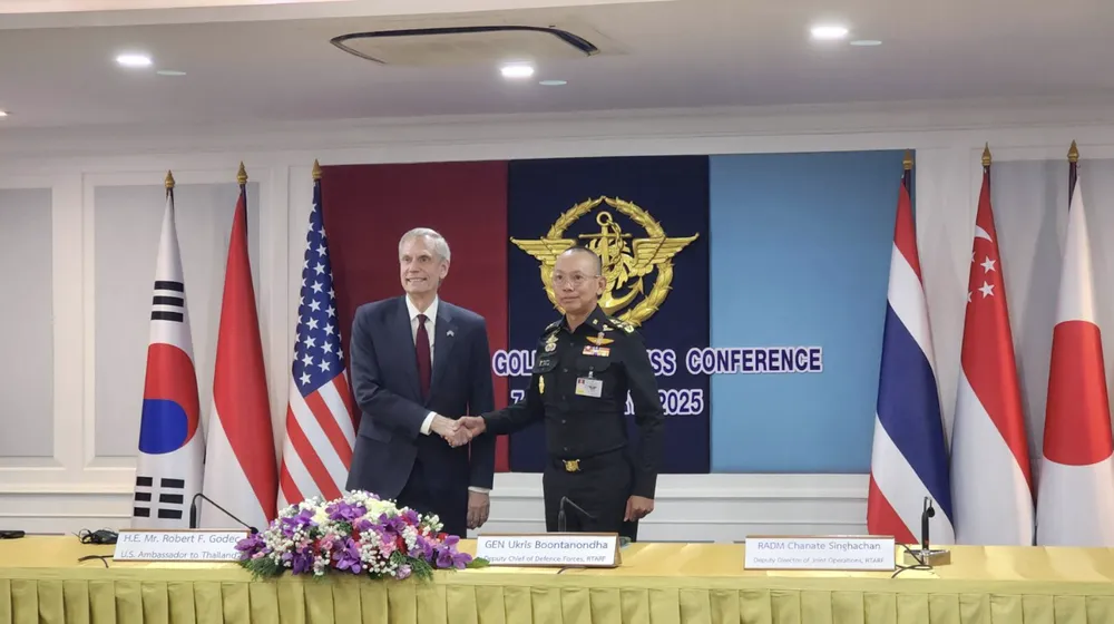 Robert F. Godec, Đại sứ Mỹ tại Thái Lan và Tướng Ugrit Boonatanon, Phó Tư lệnh tối cao, chủ trì cuộc họp báo về cuộc tập trận quân sự Cobra Gold 2025. Ảnh: Khaosod