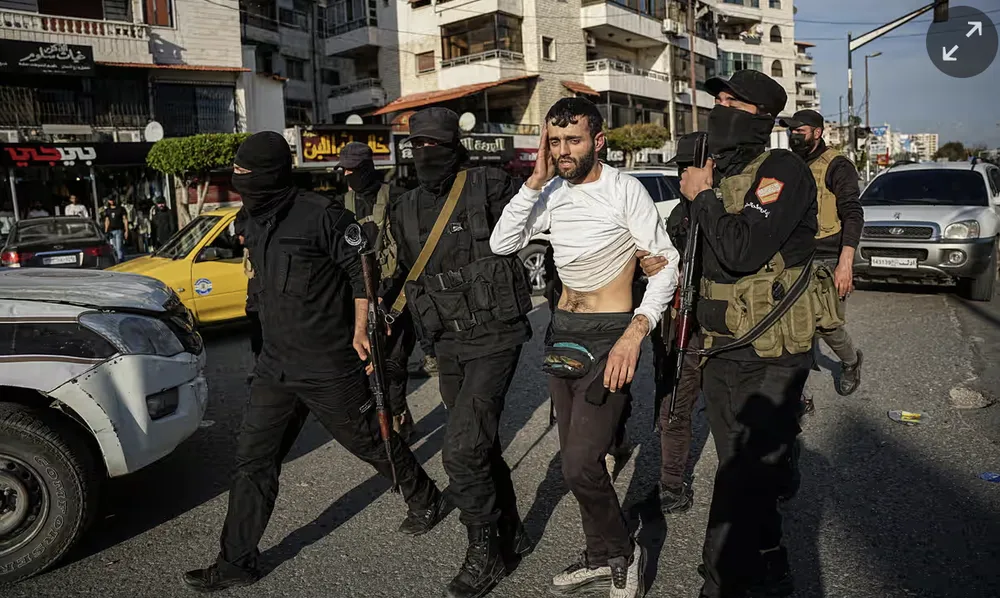 Lực lượng an ninh Syria bắt giữ một người sau cuộc đụng độ giữa lực lượng chính phủ và những người ủng hộ chế độ Tổng thống Bashar al-Assad ở Latakia. Ảnh: EPA