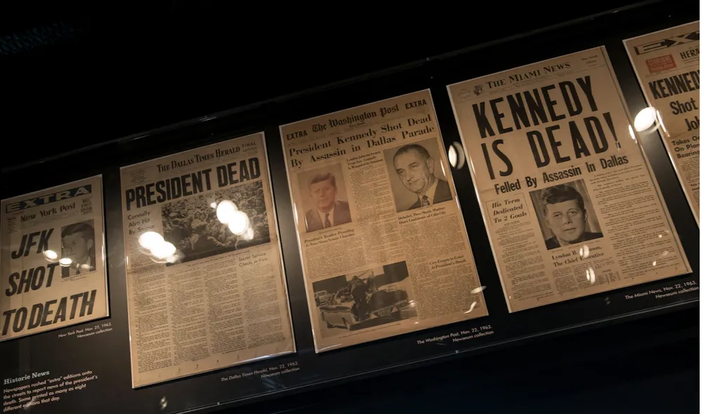 Trang nhất về vụ ám sát Tổng thống John F. Kennedy trên khắp các tờ báo Mỹ . Ảnh : Getty Images