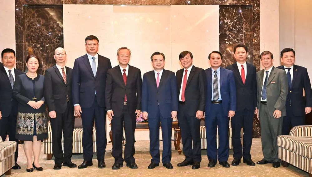 Đoàn đại biểu hai bên chụp ảnh lưu niệm. Ảnh: VIỆT DŨNG