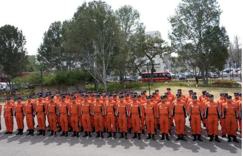 Đội cứu hộ quốc gia Trung Quốc trước khi lên đường đến Myanmar ngày 29-3. Ảnh: THX 