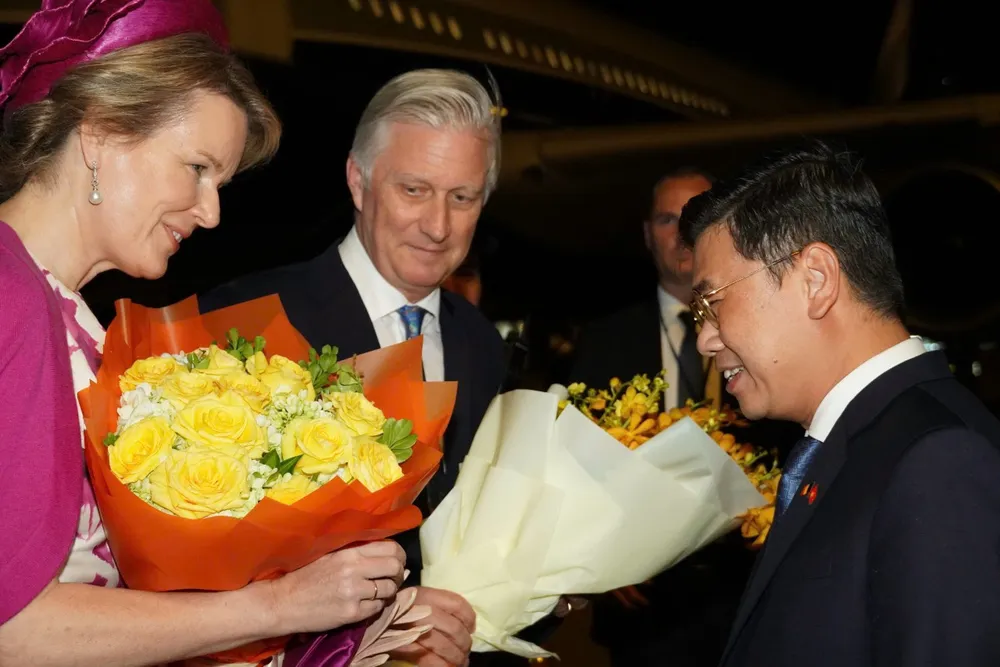 Phó Chủ tịch UBND TPHCM Nguyễn Văn Dũng tặng hoa Nhà vua Philippe và Hoàng hậu Mathilde