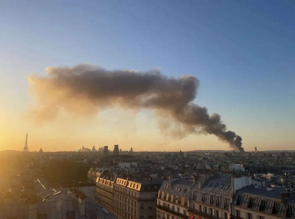 Đám khói đen dày đặc có thể được nhìn thấy khắp thủ đô nước Pháp. Ảnh : The Sun 
