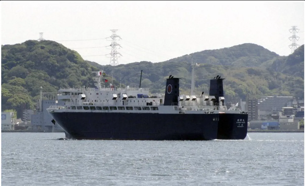 Ngày 21-4, một tàu săn cá voi thương mại đã rời cảng Shimonoseki, phía Tây Nhật Bản đến biển Okhotsk để săn bắt 25 cá voi vây. Ảnh: KYODO