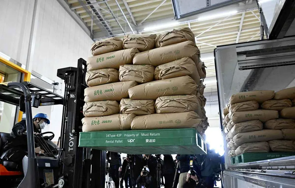 Xuất gạo dự trữ ra khỏi một nhà kho ở tỉnh Saitama ngày 18 - 3. Ảnh : Yomiuri Shimbun