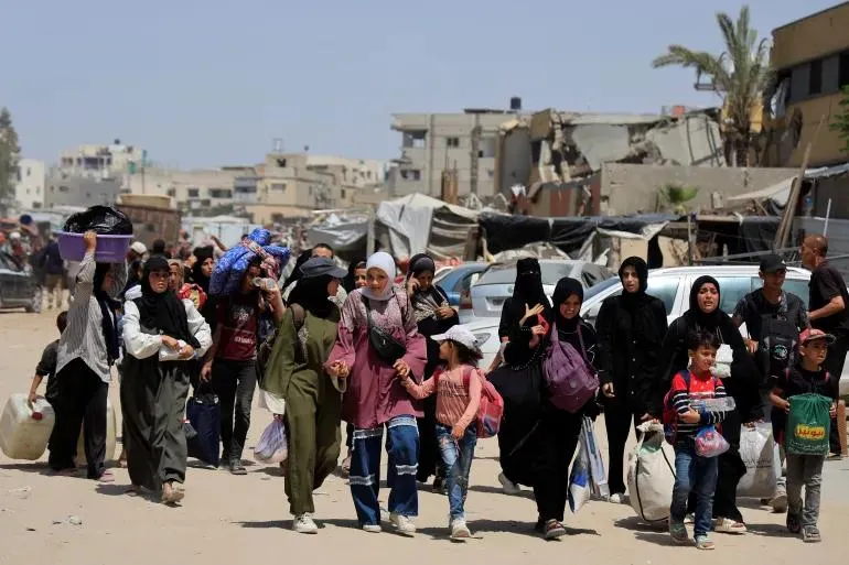 Người dân Palestine di tản sau khi quân đội Israel ban hành lệnh di dời khỏi thành phố Khan Younis, phía nam Dải Gaza. Ảnh : Reuters