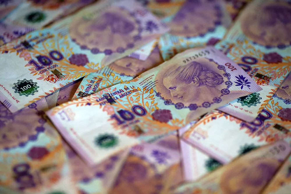 Những nhà đầu tư quốc tế sẽ trả USD và nhận lại peso Argentina khi nước này tìm cách tăng dự trữ ngoại hối. Ảnh: REUTERS