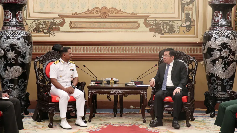 Phó Chủ tịch Thường trực UBND TPHCM Dương Ngọc Hải tiếp Đại tá C Praveen Thomas, Thuyền trưởng tàu INS Darshak thuộc Hải quân Ấn Độ. Ảnh: KHÁNH HƯNG