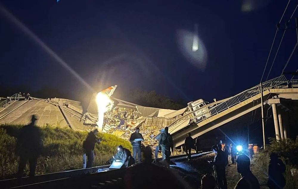 Hiện trường vụ sập cầu. Ảnh: TASS