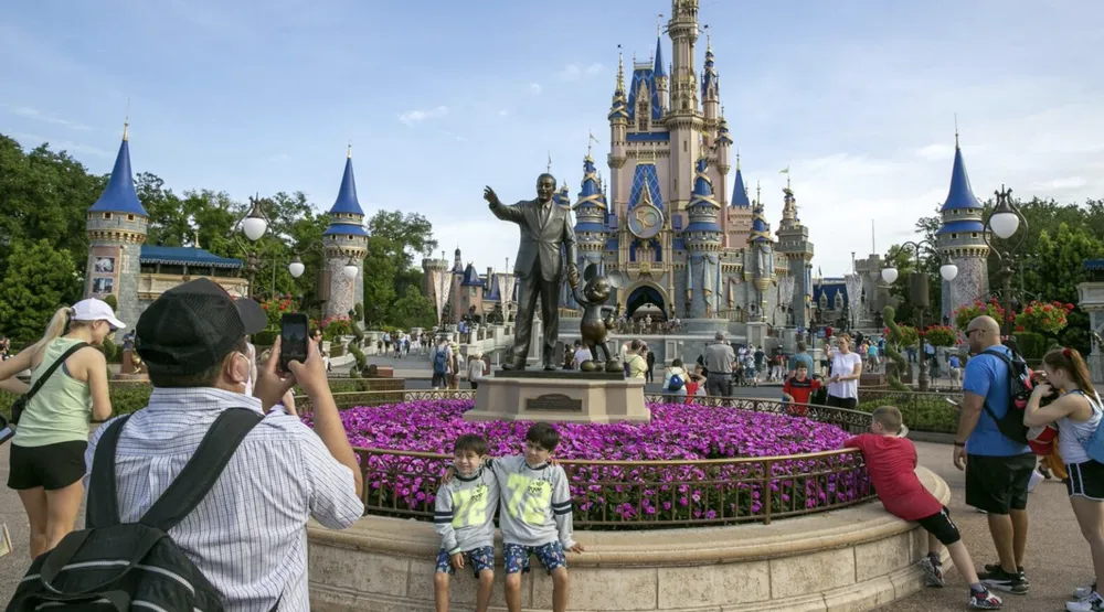 Du khách tham quan Công viên Magic Kingdom tại Khu nghỉ dưỡng Walt Disney World ở Lake Buena Vista, Fla (Mỹ). Ảnh: BLOOMBERG 