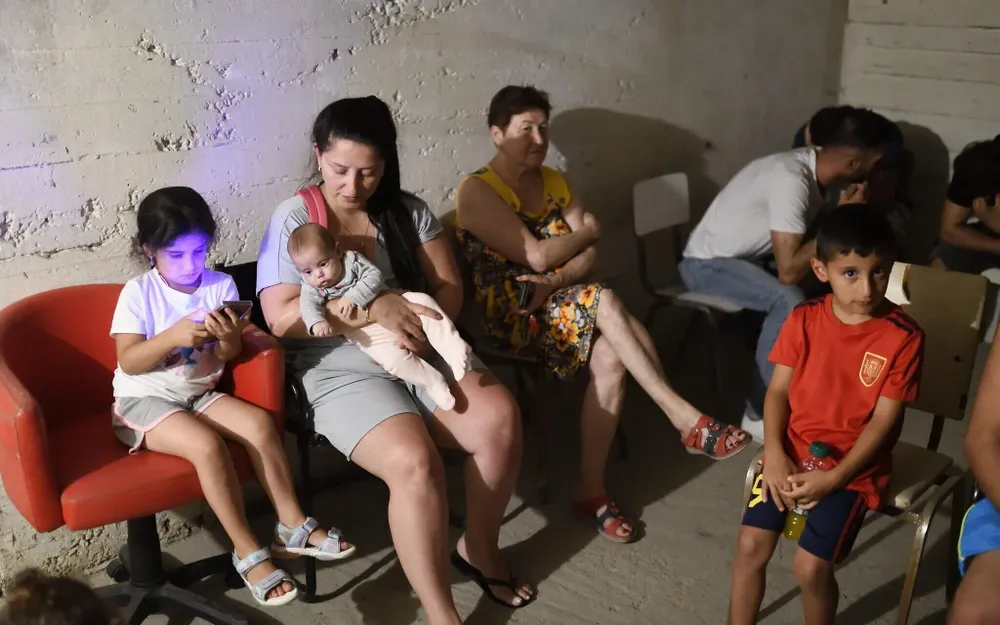 Người dân Israel tạm lánh xuống các hầm trú di động khi còi báo động vang lên. Ảnh: Times of Israel