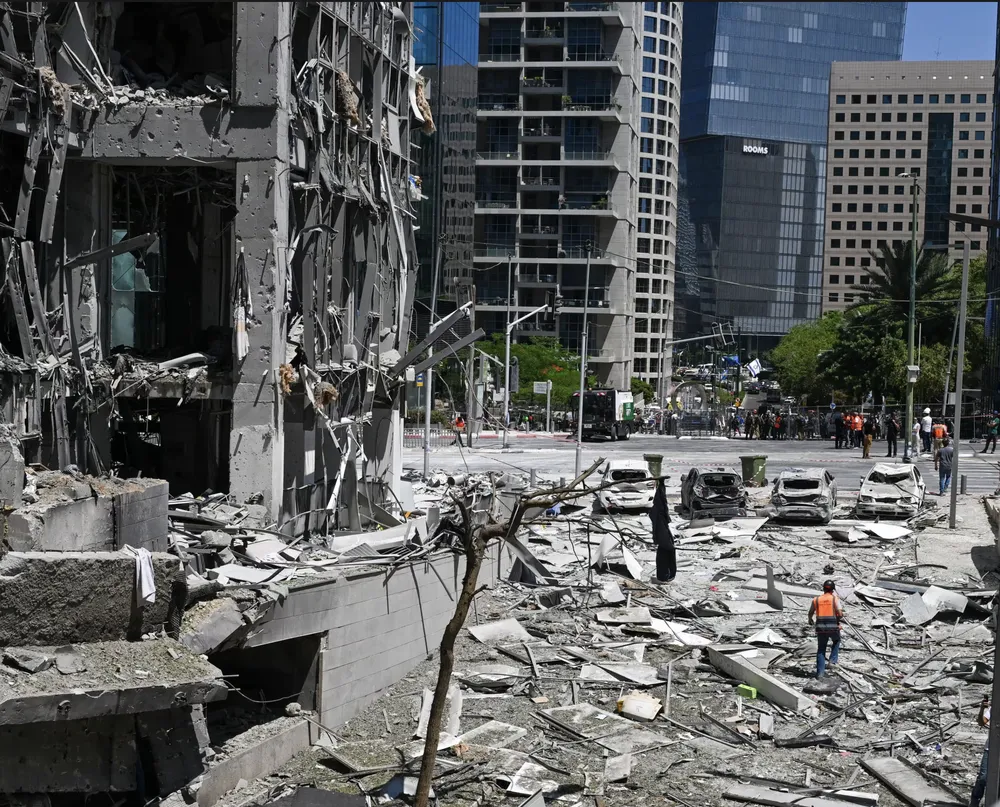 Hiện trường một vụ tên lửa của Iran bắn vào Israel. Ảnh: THX