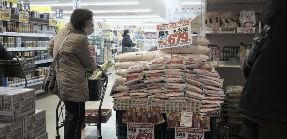 Một khách hàng mua gạo tại siêu thị Marusan ở Koshigaya, tỉnh Saitama, Nhật Bản. Ảnh : Getty Images