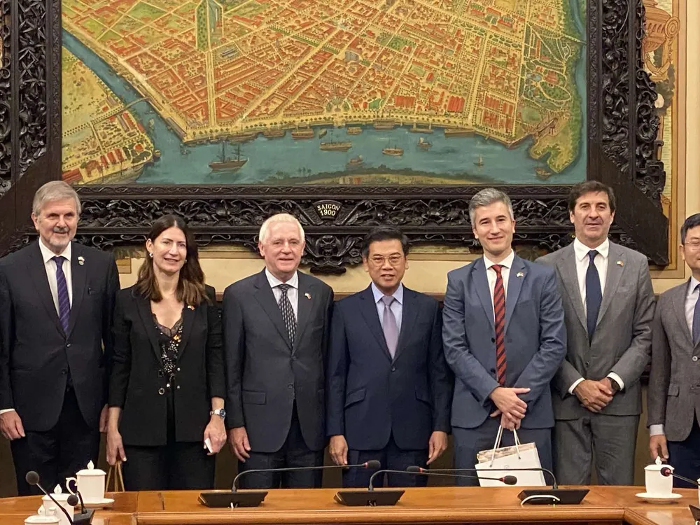 Đồng chí Nguyễn Văn Dũng (giữa), ông Agustin Tejeda Rodriguez - Phó Quốc vụ khanh phụ trách Thị trường Nông sản Thực phẩm và Hội nhập Quốc tế thuộc Bộ Kinh tế Cộng hòa Argentina (bên phải) và Đại sứ Đặc mệnh toàn quyền Cộng hòa Argentina tại Việt Nam – ông Marcos A. Bodnarski (bên trái). Ảnh: XUÂN HẠNH