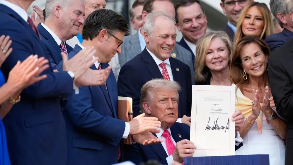 Tổng thống Donald Trump khoe "Một dự luật Vĩ đại và Tuyệt đẹp” vừa được ký tại Nhà Trắng mừng Ngày Quốc khánh lần thứ 249 của Mỹ. Ảnh: Getty Images