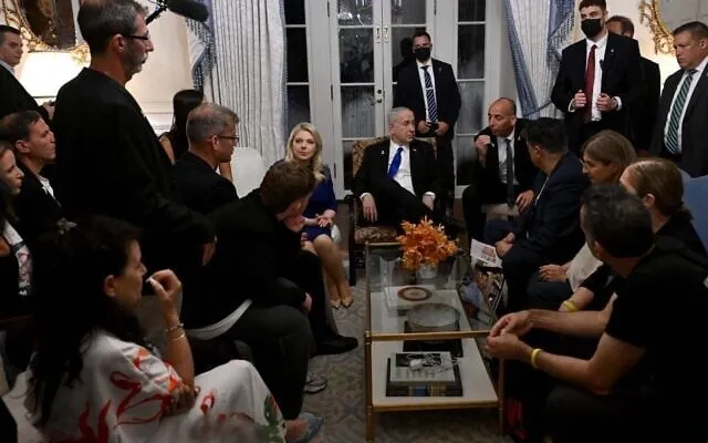 Thủ tướng Benjamin Netanyahu, ở giữa, gặp gỡ gia đình các con tin bị giam giữ ở Gaza, tại Washington, DC. Ảnh: GPO