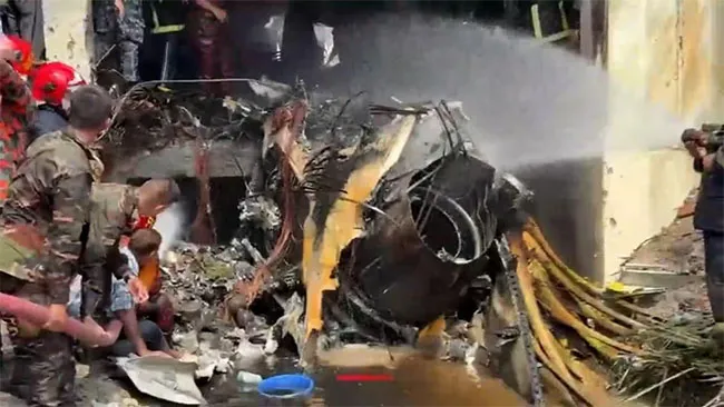 Hiện trường máy bay rơi. Ảnh : www.adaderana.lk