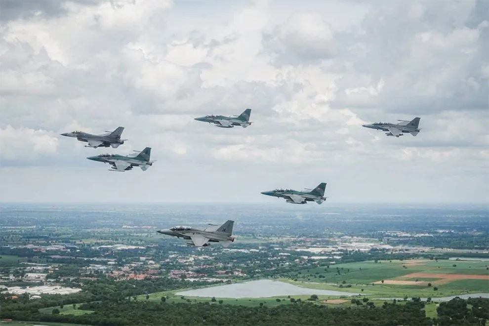 Máy bay chiến đấu F-16 của không quân Thái Lan được điều đến khu vực giao tranh. Ảnh: PHNOMPENH POST 