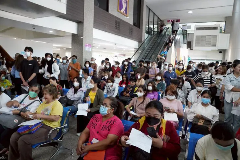 Người dân Thái Lan tập trung tại Trung tâm Máu Quốc gia của Hội Chữ thập đỏ Thái Lan để hiến máu hỗ trợ các bệnh nhân bị ảnh hưởng bởi cuộc xung đột đang diễn ra dọc biên giới Thái Lan - Campuchia. Ảnh: BANGKOK POST 