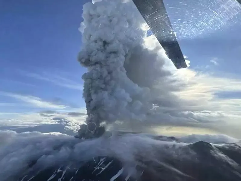 Lần đầu tiên sau khoảng 600 năm, núi lửa trên bán đảo Kamchatka của Nga đã phun trào sau trận động đất mạnh nhất trong lịch sử quan trắc. Ảnh: EPA