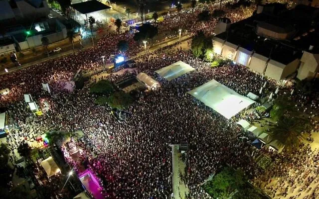 Hàng chục ngàn người Israel tập trung tại Tel Aviv và các thành phố trên khắp Israel vào tối 9-8. Ảnh: TIMES OF ISRAEL
