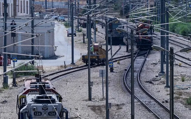 Công nhân sửa chữa đường ray xe lửa sau khi ngừng hoạt động do cơ sở hạ tầng cáp điện bị hư hại nặng nề tại Tel Aviv. Ảnh: Flash90
