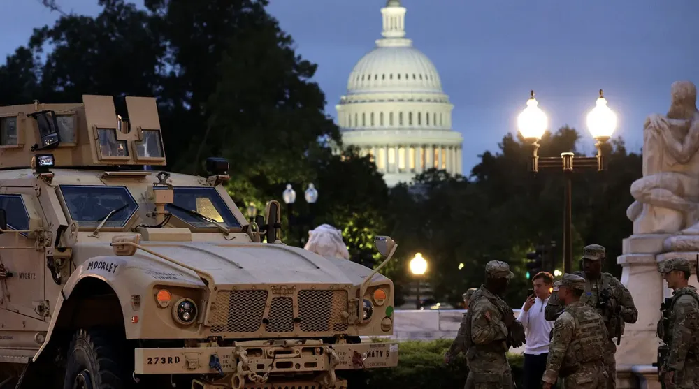 Các thành viên của Lực lượng Vệ binh Quốc gia và xe bọc thép tại Washington, DC. Ảnh: Getty Images