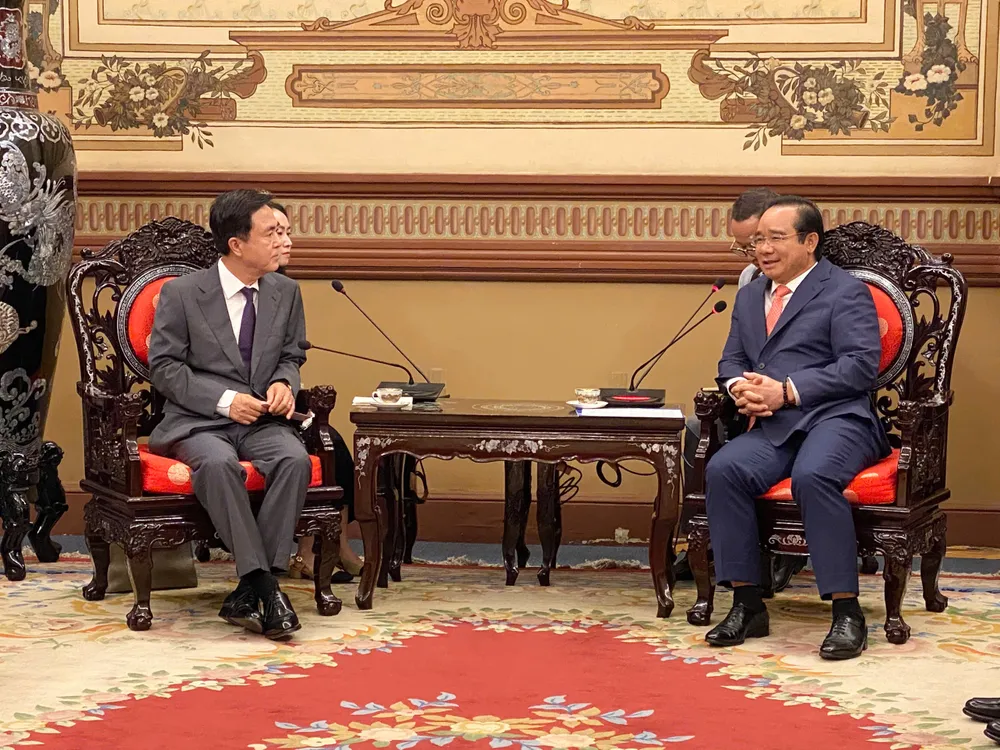 Đồng chí Nguyễn Văn Được, Chủ tịch UBND TPHCM tiếp ông Taeheum Kim, Thống đốc tỉnh Chungcheongnam (Hàn Quốc). Ảnh: XUÂN HẠNH