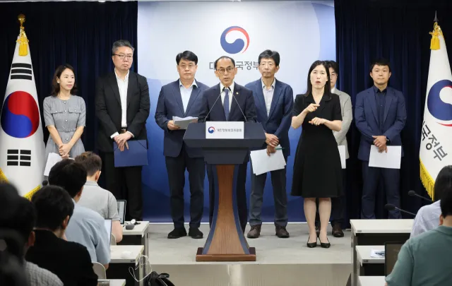 Chủ tịch Ủy ban Bảo vệ Thông tin Cá nhân Ko Hak-soo phát biểu tại buổi họp báo về quyết định phạt SK Telecom. Ảnh: YONHAP 