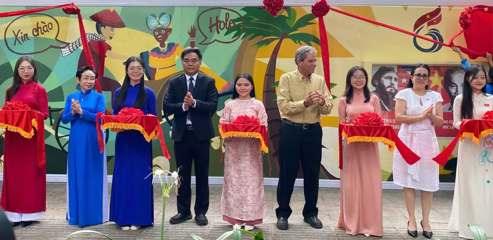 Các đại biểu cắt băng khánh thành bức tranh tường nhân kỷ niệm 65 năm thiết lập quan hệ ngoại giao Việt Nam – Cuba (1960 – 2025). Ảnh: XUÂN HẠNH