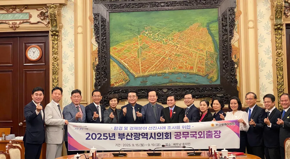 Đoàn đại biểu hai bên chụp ảnh lưu niệm. Ảnh : XUÂN HẠNH