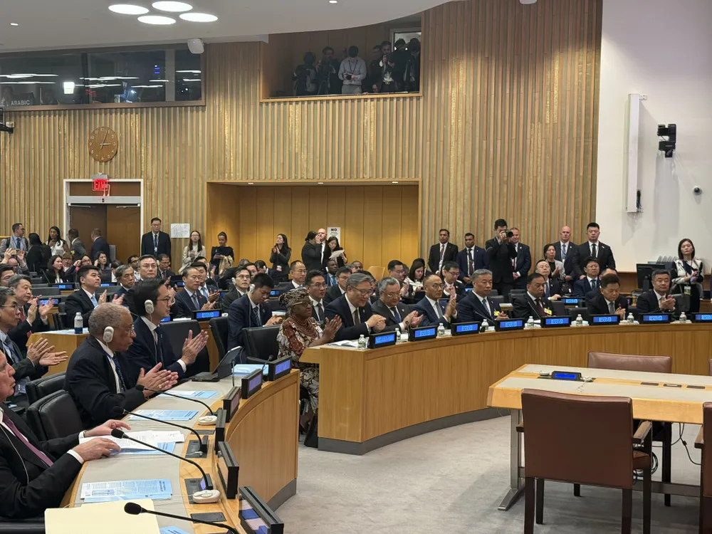 Các đại biểu tán thành phát biểu của Thủ tướng Lý Cường. Ảnh được Tổng Giám đốc WTO Ngozi Okonjo-Iweala đăng trên trang X