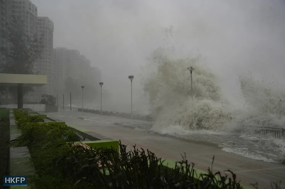 Hong Kong tê liệt khi Đài quan sát nâng mức cảnh báo lên mức cao nhất. Ảnh: HKFP