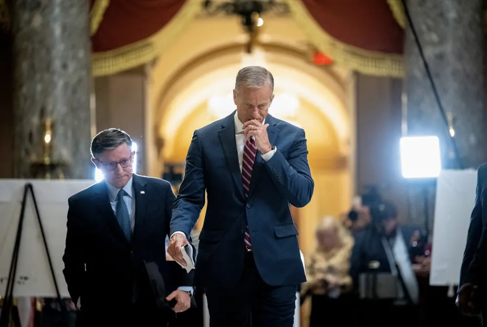 Lãnh đạo phe đa số tại Thượng viện John Thune và Chủ tịch Hạ viện Mỹ Mike Johnson rời đi sau cuộc họp báo tại ở Washington, DC ngày 3-10. Ảnh: BLOOMBERG