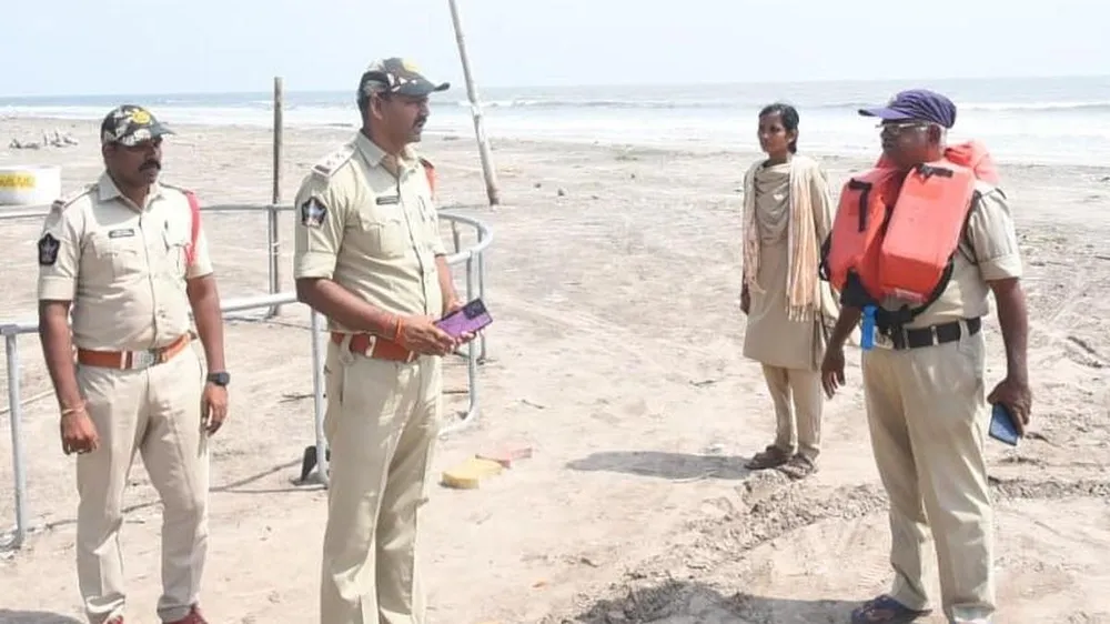 Cảnh sát tuần tra gần bãi biển Manginapudi, nơi đã bị đóng cửa do bão Montha ở quận Krishna. Ảnh: THE HINDU 