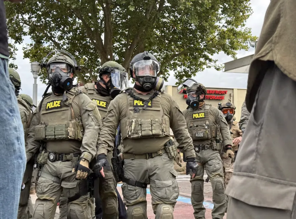 Các nhân viên thực thi pháp luật tại cơ sở Thực thi Di trú và Hải quan Mỹ ở Portland, bang Oregon. Ảnh: OPB