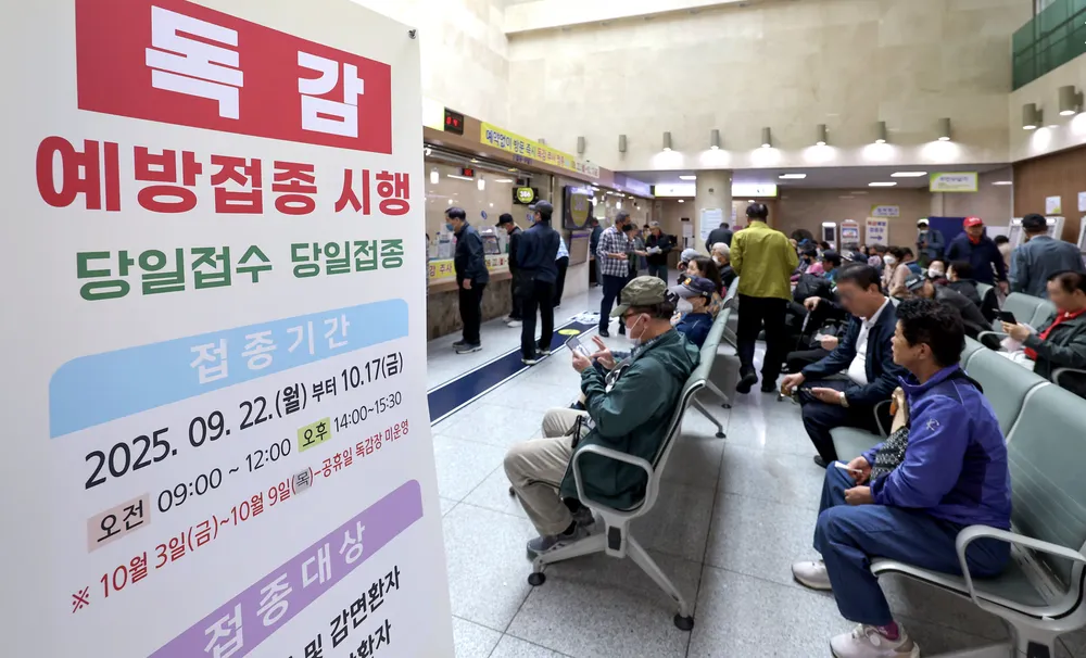 Người cao tuổi đang chờ tiêm vaccine ngừa cúm miễn phí tại một bệnh viện ở Daegu, Hàn Quốc. Ảnh: The Chosun Daily