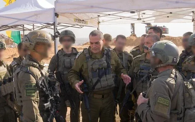 Tổng tham mưu trưởng Lực lượng Phòng vệ Israel, Trung tướng Eyal Zamir (giữa) phát biểu trước quân đội ở Dải Gaza, ngày 7-12. Ảnh : IDF