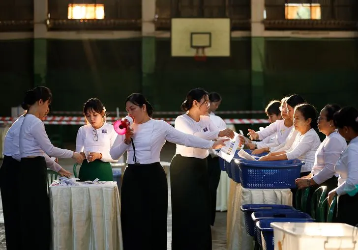 Các quan chức bầu cử Myanmar kiểm đếm phiếu bầu sau khi kết thúc giai đoạn thứ ba của cuộc tổng tuyển cử tại một điểm bỏ phiếu ở Yangon, Myanmar, ngày 25-1. Ảnh: EPA-Yonhap 