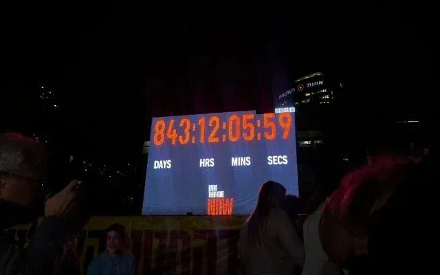 Người dân Israel tập trung trong im lặng để chứng kiến khoảnh khắc ​​chiếc đồng hồ ngừng đếm ngược. Ảnh: Times of Israel