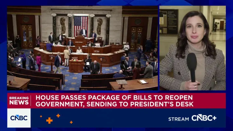 Truyền thông Mỹ đưa tin Hạ viện Mỹ đã thông qua một gói chi tiêu trị giá khoảng 1.200 tỷ USD nhằm chấm dứt tình trạng chính phủ đóng cửa một phần. Ảnh: CNBC