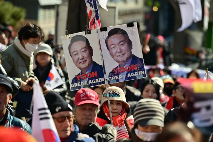 Nhiều người tập trung gần Tòa án Quận Trung tâm Seoul, kêu gọi tha bổng cựu Tổng thống Yoon Suk Yeol trước khi diễn ra phiên toà. Ảnh: Korea Times